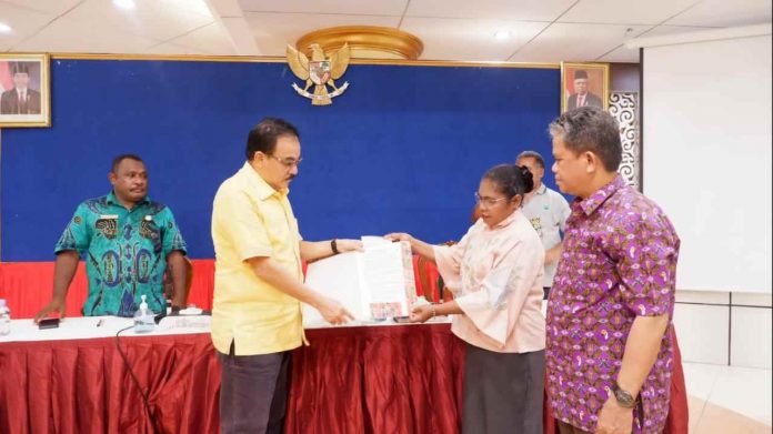 Caption : Penyerahan aspirasi guru SMA dan SMK kepada Anggota Komisi X DPR RI, Robert Joppy Kardinal, di Manokwari. Foto : PapuaSatu.com