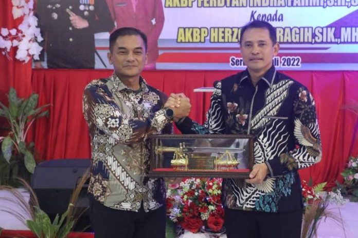 Caption : Dandim 1709/Yawa Letkol Inf Catur Prasetiyo Nugroho, S.IP., M.I.P saat menyerahkan cinderamata kepada Kapolres Kepulauan Yapen dari AKBP Ferdiyan Indra Fahmi, S.H., S.I.K dalam acara pisah sambut di Gedung Serbaguna Hotel Maurens Serui, Kabupaten Kepulauan Yapen, Senin (18/07/2022). Caption : Dandim 1709/Yawa Letkol Inf Catur Prasetiyo Nugroho, S.IP., M.I.P saat menyerahkan cinderamata kepada Kapolres Kepulauan Yapen dari AKBP Ferdiyan Indra Fahmi, S.H., S.I.K dalam acara pisah sambut di Gedung Serbaguna Hotel Maurens Serui, Kabupaten Kepulauan Yapen, Senin (18/07/2022).
