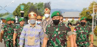 Caption : Pangdam XVII/Cenderawasih Mayjen TNI Teguh Muji Angkasa, S.E., M.M saat menyambut Kedubes Luar Biasa dan Berkuasa Penuh Jepang Untuk Indonesia Mr. Kanasugi Kenji di Makodam Cenderawasih, Senin (18/07/2022).