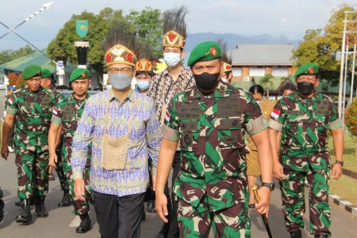 Caption : Pangdam XVII/Cenderawasih Mayjen TNI Teguh Muji Angkasa, S.E., M.M saat menyambut Kedubes Luar Biasa dan Berkuasa Penuh Jepang Untuk Indonesia Mr. Kanasugi Kenji di Makodam Cenderawasih, Senin (18/07/2022).