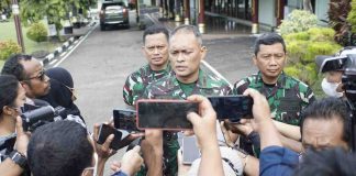 Caption : Danrem 172/Praja Wira Yathi, Brigjen TNI J.O Sembiring, saat memberikan keterangan pers di Koreem 172/PWY