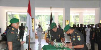 Caption : Suasana Sertijab dan Tradisi Korps Pejabat Kodam XVII/Cenderawasih di Aula Tonny A Rompis Makodam XVII/Cenderawasih, Jayapura, Jumat (22/07/2022).