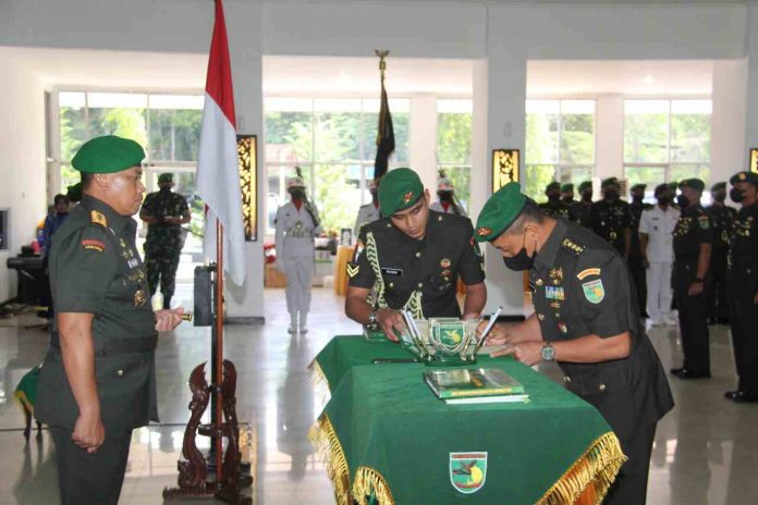 Caption : Suasana Sertijab dan Tradisi Korps Pejabat Kodam XVII/Cenderawasih di Aula Tonny A Rompis Makodam XVII/Cenderawasih, Jayapura, Jumat (22/07/2022).