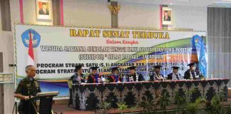 Caption : Kapoksahli Pangdam XVII/Cenderawasih Brigjen TNI Mudya Widiyanto, S.A.P., saat menyampaikan sambutan dalam acara Wisudawan/wisudawati Stisipol Silas Papare di Ballroom lantai 10 Hotel Mercure Cartenz Kota Jayapura, Papua, Kamis (28/07/2022).