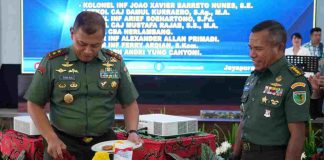 Caption : Pangdam XVII/Cenderawasih Mayjen TNI Teguh Muji Angkasa, S.E., M.M., saat memotong tumpeng dalam acara ulang tahun sejumlah pejabat Kodam XVII/Cenderawasih, yang berlangsung di di Aula Tonny A Rompis Makodam XVII/Cenderawasih, Jayapura, Kamis (28/07/2022).