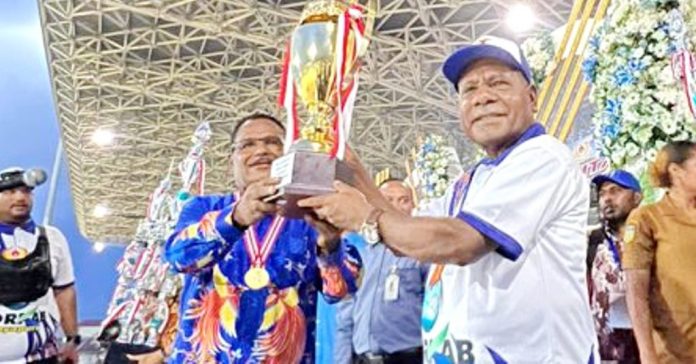 penyerahan piala bergilir Kepala Distrik Sentani Timur, Eslie Suangburaro saat menerima piala bergilir Porkab Kabupaten Jayapura dari Bupati Jayapura, Mathius Awoitauw,SE,M.Si