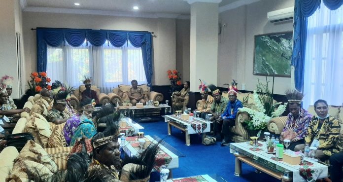 Para tokoh adat Barmani, Byak Saireri saat berdialog dengan Pemerintah Kabupaten Jayapura dalam studi banding tentang kampung adat