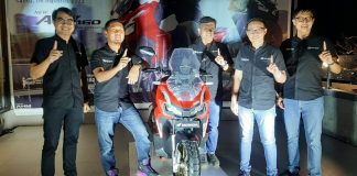 Wendy Tenario, Kepala Wilayah Astra Motor Papua bersama jajaran manajer Astra Motor Papua saat menunjukkan New Honda ADV160 kepada awak media di Kota Jayapura
