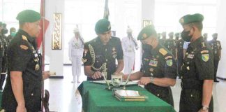 Caption : Pangdam XVII/Cenderawasih, saat memimpin Sertijab dan Tradisi Korps Pejabat Kodam, Kolonel Inf Danang Wiranta Resmi Menjabat Kapok Sahli