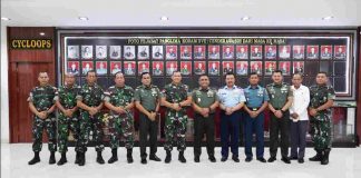 Caption : Foto bersama Pangdam XVII/Cenderawasih Mayjen TNI Teguh Muji Angkasa, S.E., M.M bersama rombongan SSDN PPRA Lemhanas RI yang dipimpin Mayjen TNI Sugeng Santoso, S.I.P di Makodam XVII/Cenderawasih, Senin (22/08/2022).