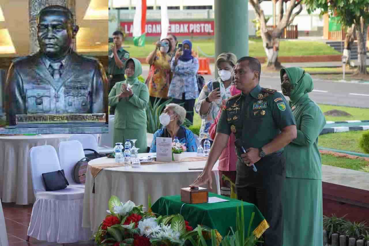 Caption : Keluarga Besar Alm Letjen TNI Asaribab saat foto bersama di patung Alm Letjen TNI Asaribab di Koridor Makodam XVII/Cenderawasih. Rabu (24/08/2022).