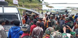 Evakuasi jenazah karyawan PT. MUJ bernama Manoach Rumansara yang meninggal dunia akibat ditembaki KKB di Kabupaten Intan Jaya