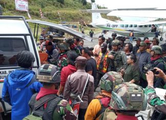 Evakuasi jenazah karyawan PT. MUJ bernama Manoach Rumansara yang meninggal dunia akibat ditembaki KKB di Kabupaten Intan Jaya