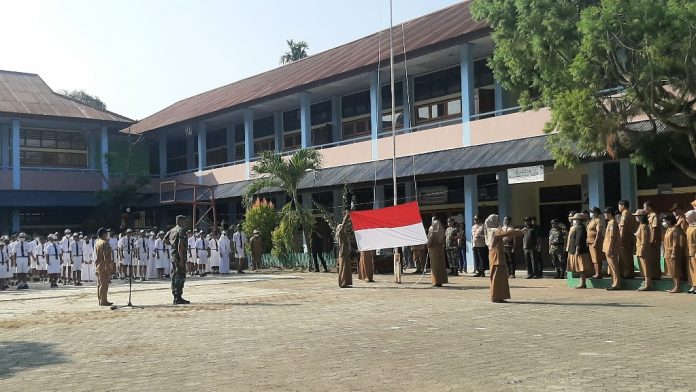 Upacara bendera di SMPN1 Sentani yang dipimpin Danrem 172/PWY, Brigjen TNI J.O. Sembiring