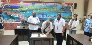 Penandatanganan MoU antara Ketua Panitia Lokal KMAN Ke-VI, Timotius Demetouw dengan pimpinan media massa di Aula Lantai I Kantor Bupati Jayapura, Gunung Merah Sentani, Rabu (7/9/22).