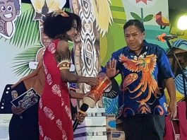 Sekkda Kabupaten Jayapura, Hana Hikoyabi saat menutup Sentani City Week, Minggu (24/9/22) malam