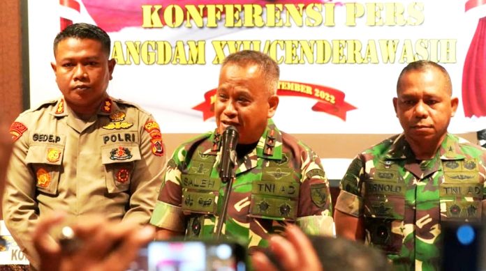 Pangdam XVII/Cenderawasih Mayjen TNI Muhammad Saleh Mustafa pada saat menggelar konferensi pers di Rimba Papua Hotel, Mimika, Senin (05/09/2022).