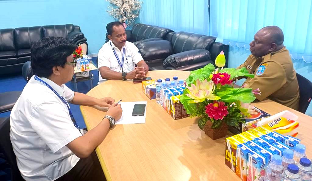 Pertemuan Kepala Dinas Kominfo Kabupaten Jayapura, Gustaf Griapon dengan pihak pengelola telekomunikasi di Jayapura untuk koordinasi kelancaran akses komunikasi selama KMAN Ke-VI 2022