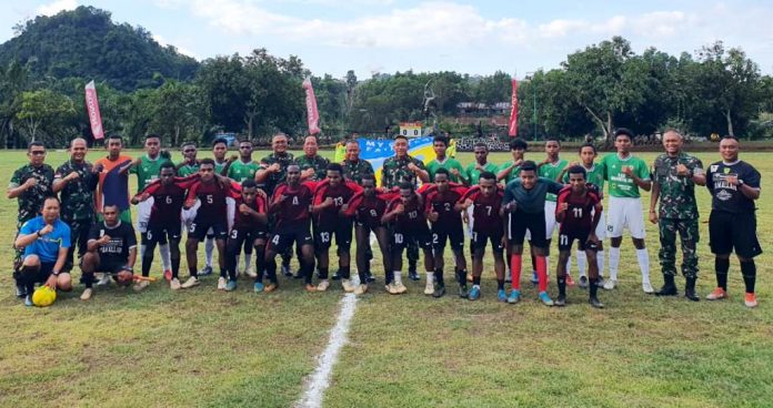 Pangdam XVII/Cenderawasih, Mayjen TNI Muhammad Saleh Mustafa saat berfoto bersama kedua tim sepakbola sebelum bertanding di Lapangan Sepak Bola Denzipur 10/KYD, Waena, Abepura, Jayapura, Senin (12/9/2022) sore
