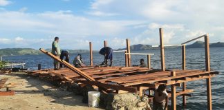 Pembangunan dermaga tambahan perahu di belakang Obhe Kampung Nendali