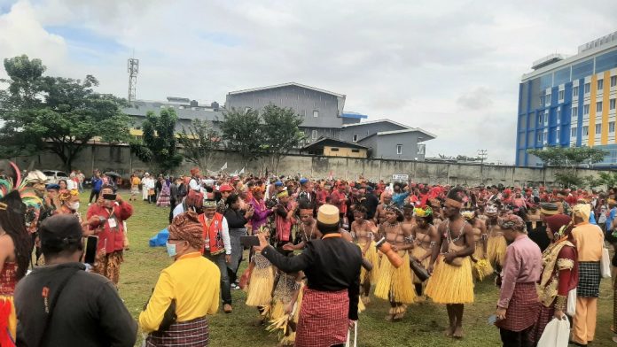 Masyarakat adat dari berbagai suku se-Nusantara saat berkumpul di Lapangan Theys Eluay Sentani saat mengikuti rangakaian KMAN VI 2022, Senin (24/10/22)