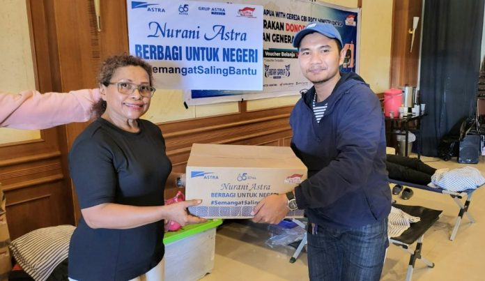 Penyerahan bantuan Sembako dari Astra Group Papua di sela-sela pelaksanaan donor darah di Entrop, Kotamadya Jayapura, Minggu (16/10/22)