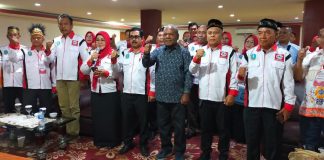 Ketua Umum Panitia KMAN VI, Mathius Awoitauw SE,M.Si. (tengah) dalam kesempatan bersama paguyuban-paguyuban yang tergabung dalam Forum Sopan Kabupaten Jayapura