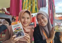 Kain Tenun dan Herbal Black Garlic Asal Lembah Rinjani Hadir di KMAN VI Unsyah Aqmal bersama rekannya saat memperlihatkan produk herbal dari Lereng Bukit Rinjani, Nusa Tenggara Barat di salah satu stand KMAN VI di Stadion Bas Youwe