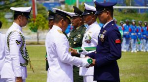 Penganugerahan tanda kehormatan Satya Lencana Kesetiaan dari Presiden Joko Widodo (Jokowi) terhadap 4 prajurit terbaik pada HUT TNI Ke-77, di Lapangan Trisila Lantamal X Jayapura, Rabu (5/10/22)