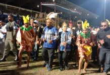 KMAN VI Berakhir, Abdon Nababan : Kita Akan Mempercepat Pencapaian Cita -Cita Masyarakat Adat Bupati Jayapura, Mathius Awoitauw,SE,M.Si saat goyang yosim pancar bersama peserta Peserta KMAN VI 2022