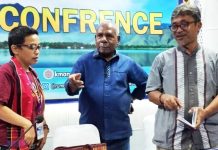 KMAN VI Jadi Energi Baru Bagi Masyarakat Adat di Kabupaten Jayapura Bupati Jayapura, Mathius Awoitauw,SE,M.Si (tengah) bersama pengurus Aliansi Masyarakat Adat Nusantara