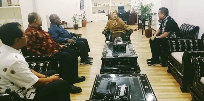 Bupati Jayapura, Mathius Awoitauw,SE,M.Si bersama Dirut PDAM Jayapura, Entis Sutisna saat bertemu dengan Wakil Gubernur NTB, Dr. Hj. Siti Rohmi Dhalillah di ruang kerjanya, Senin (14/11/2022)