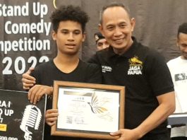 Kabid Humas Polda Papua, Kombes Pol. A.M. Kamal saat menyerahkan hadiah dan piagam penghargaan kepada pemenang Stand Up Comedy Competiton 2022 di Ball Room Aston Hotel Jayapura, Kamis (01/12/22)