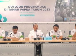 Budi Setiawan,SE,M.Si, selaku Deputi Direksi Wilayah 12 BPJS Kesehatan (tengah) saat memaparkan layanan BPJS Kesehatan pada media gathering Outlook Program JKN di Tanah Papua Tahun 2023, di Aula Kedeputian Wilayah BPJS Kesehatan Papua, Senin (2/1/23)