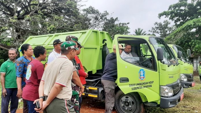 Penjabat Bupati Jayapura Triwarno Purnomo saat menyalakan mesin dum truck milik DLH Kabupaten Jayapura untuk pengoptimalan pengangkutan sampah