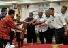 Asisten III Setda Kabupaten Jayapura, John W. Tegay mewakili Pj. Bupati Jayapura bersama pimpinan Unicef dan Yayasan YNS dan pejabat yang hadir saat membuka Pertemuan Tim Pengaran Pendidikan dan Penutupan Program Penguatan Literasi Baca Tulis Kelas Awal Tahun 2020-2022 di Hotel Horex Sentani, Rabu (22/2/23)
