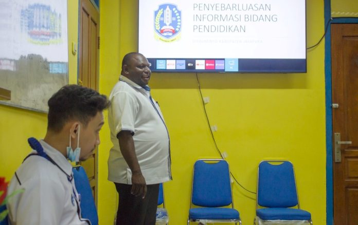 Kepala Dinas Kominfo Kabupaten Jayapura, Gustaf Griapon, ST sedang memaparkan tentang pengelolaan web kepada Kepala Dinas Pendidikan Kabupaten Jayapura bersama sejumlah stafnya, Kamis (2/2/2023)