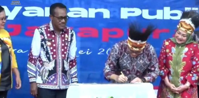 Menteri PANRB, H. Abdullah Azwar Anas, M.Si., saat menandatangani prasasti Mal Pelayanan Publik Kota Jayapura di Terminal Type A Entrop, Kotamadya Jayapura, Sabtu (19/5/23).