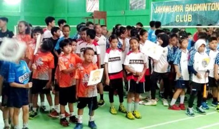Para atlet bulutangkis pemula yang mengikuti turnamen antar klub yang digelar Jayawijaya Badminton club