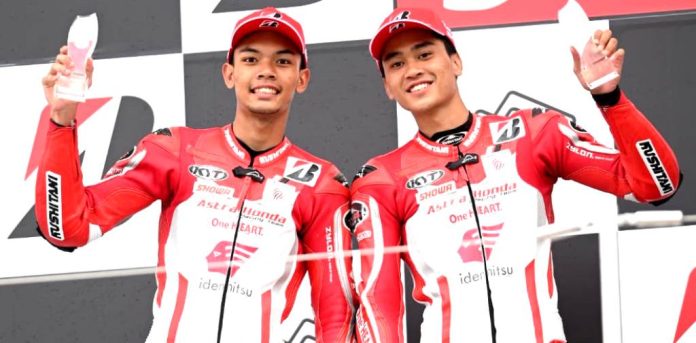 Adenanta Putra dan Herjun Atna Firdaus yang meraih podium kedua pada balap ketahanan Suzuka 4 Hours Endurance Race