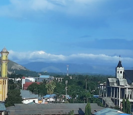 Bersatu Dalam Perbedaan, Memeliharan Huhungan Intern dan Antar Umat Beragama di Kampung Moderasi Beragama Tiga rumah ibadah (Masjid Agung Al-Aqsha Sentani, Gereja Katolik Sang Penebus Sentani, dan GKII Ebenhaezer Sentani yang saling berhadapan.(foto : Jainuri)