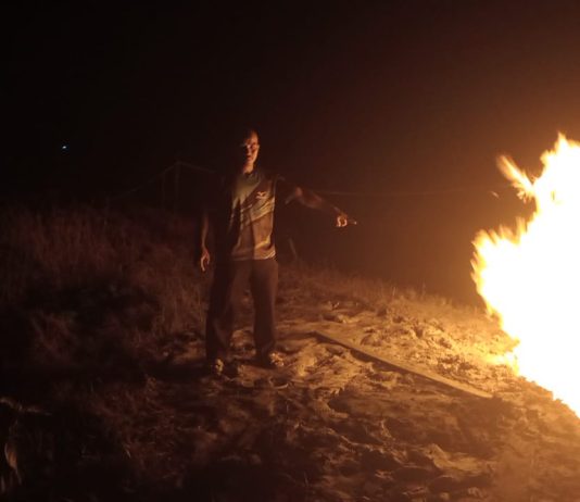 Munculnya Semburan Api di Empang Kampung Bugis Muara Tami Jadi Kerumunan Warga