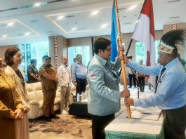Penyerahan bendera organisasi oleh Ketua DPP Ikapeksi Indonesia, Edi Waryono SE,M.Pd kepada Ketua DPD Ikapeksi Papua, Suaib Rizal Djalali, yang disaksikan Ny. Anike Rawar selaku Pejabat Analis Kebijakan Fungsional, mewakili Pj. Gubernur Papua dan Direktur Im Japan, Mrs. Yoriko Ozawa