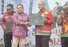Pj. Gubernur Papua diwakili Staf Ahli Gubernur Papua Bidang Kemasyarakatan dan SDM, Ny. Elsye Rumbekwan menyerahkan duplikat sertifikat Warisan Budaya Tak Benda (WBTB) kepada pemerintah kabupaten/kota