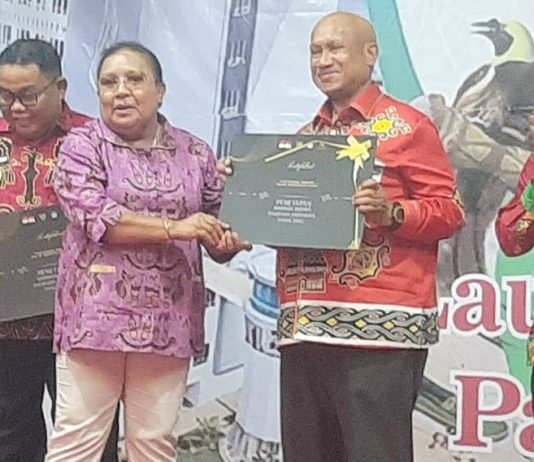 Pj. Gubernur Papua diwakili Staf Ahli Gubernur Papua Bidang Kemasyarakatan dan SDM, Ny. Elsye Rumbekwan menyerahkan duplikat sertifikat Warisan Budaya Tak Benda (WBTB) kepada pemerintah kabupaten/kota