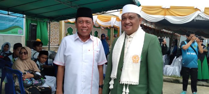 Caption : Tokoh Masyarakat Papua H. Jumaedi Rahim saat foto bersama dengan Pimpinan Pondok Pesantren DDI KH. MUH.SAID.HK.S.HI.