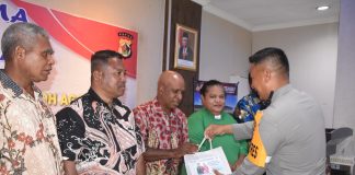 Caption : Kapolresta Kota Jayapura, Kombes Pol Dr. Victor D. Mackbon, S.H., S.IK., M.H., M.Si saat menyerahkan tali asih kepada para hamba Tuhan, pada Rabu (06/02/2024).