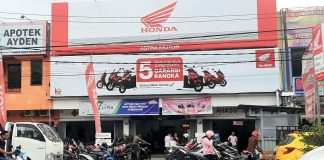 Informasi garansi 5 tahun yang disematkan di salah satu Cabang Astra Motor sebagai dealer dan layanan servis sepeda motoe Honda