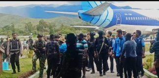 Suasana KPU Kabupaten Tolikara saat melarikan diri ke Jayapura dengan pengawalan ketat dari aparat keamanan di Bandara Wamena