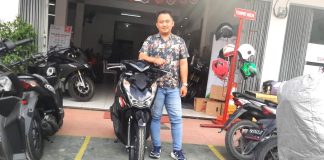 Faris Naufal, Kepala Astra Motor Cabang Sentani saat menunjukkan unit sepeda motor Honda Beat yang sedang mendapat promo di Bulan Maret 2024